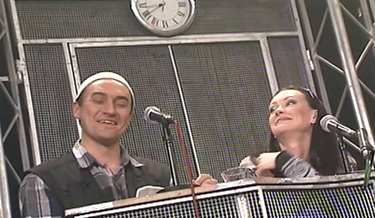 — А у меня к вам чисто мужской вопрос.
— Я ждал его.
— Скажите, а сколько раз в день они могут... спариваться?
— За день? Бог с вами. Раз в полгода! И что самое страшное, что после этого спаривания самец умирает!
— Как умирает?
— Ну, как умирает. Он впадает в эйфорию и вываливается из гнезда. Либо сразу ломает себе шею, либо его съедает....
— Выхухоль?
— Волк-хлопотун! Который видит, что кролик уже окончательно спарился и его можно есть.