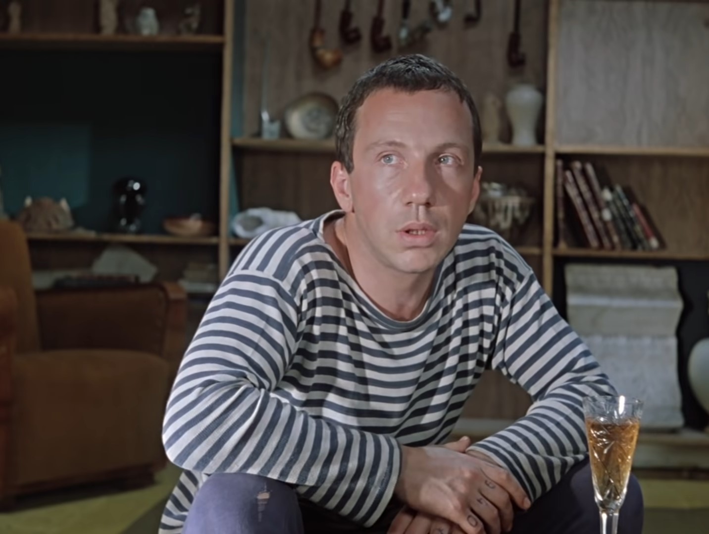 — Почему обязательно в карты? Мало интересных игр? В бой, в кораблики. Да вот хорошая игра, в города. Знаешь, я говорю «Москва», а ты на последнюю букву на «а» — Астрахань. А ты, значит, на «н» — Новгород, понимаешь, да? А теперь ты, Федя.
— А чё я?
— Ну, говори на «д».
— Воркута.
— Почему Воркута?
— А я там сидел.
— Ну хорошо. А ты, значит на «а».
— Джамбул.
— А причём тут Джамбул?
— Потому что там тепло, там мой дом, там моя мама.