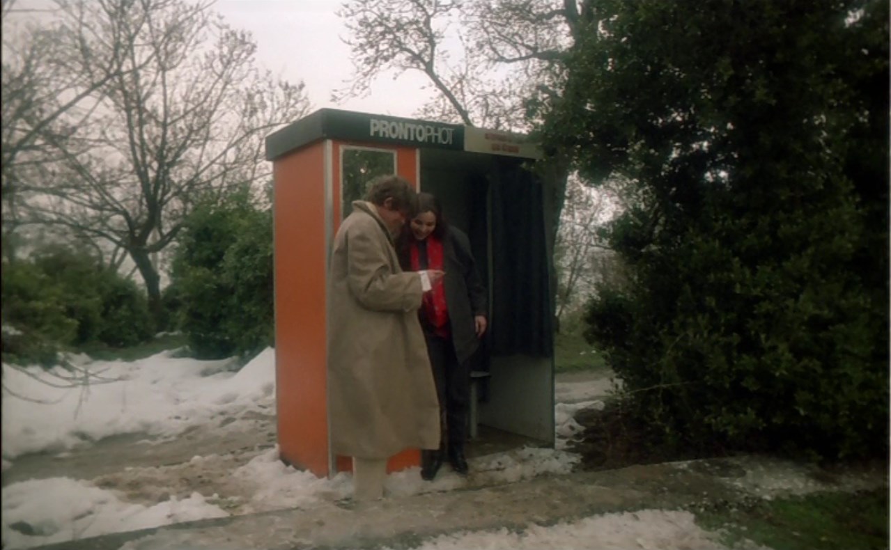 Алика — Если ты нормальный, то ты живёшь какой-то неестественной жизнью.
— А я вообще не живу жизнью. Жить жизнью грустно: работа — дом, работа — могила. Я живу в заповедном мире своих снов. А жизнь – что жизнь... Практически, жизнь – это только окошко, в которое я время от времени выглядываю.
— И что там видно?
— Да так, ни фига, муть всякая...