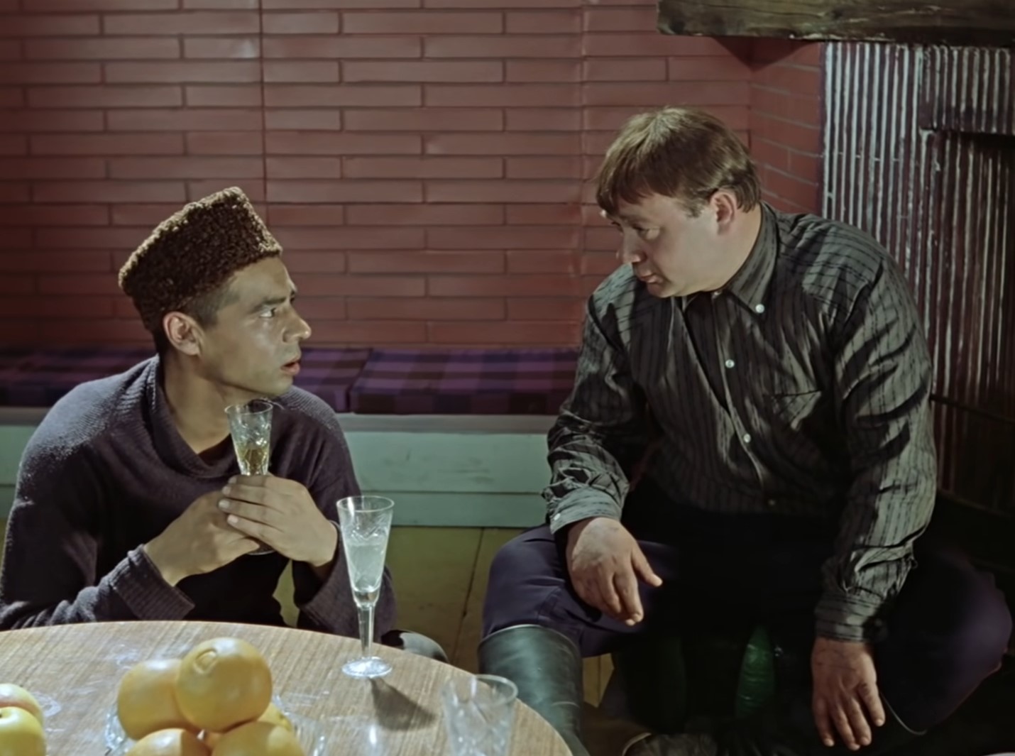 — Почему обязательно в карты? Мало интересных игр? В бой, в кораблики. Да вот хорошая игра, в города. Знаешь, я говорю «Москва», а ты на последнюю букву на «а» — Астрахань. А ты, значит, на «н» — Новгород, понимаешь, да? А теперь ты, Федя.
— А чё я?
— Ну, говори на «д».
— Воркута.
— Почему Воркута?
— А я там сидел.
— Ну хорошо. А ты, значит на «а».
— Джамбул.
— А причём тут Джамбул?
— Потому что там тепло, там мой дом, там моя мама.