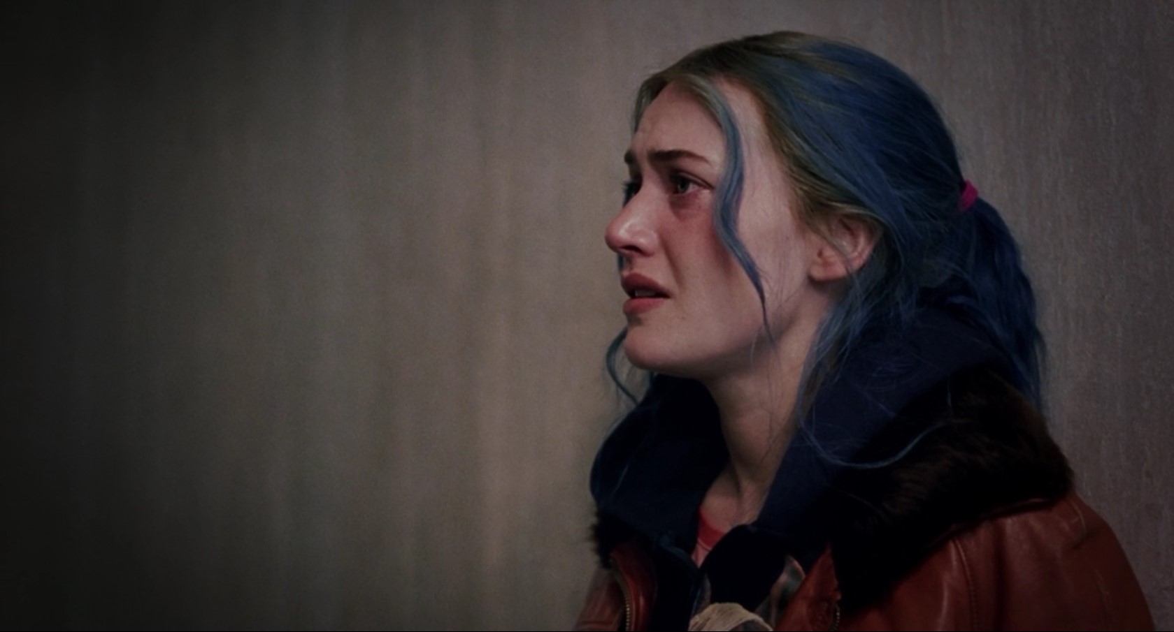 — Я не такая уж возвышенная, Джоэл. Я измученная девушка, ищущая умиротворения, я далеко не совершенна.
— Я не вижу в тебе никакой червоточины... пока не вижу.
— Ещё увидишь, увидишь! А нет, так сам сочинишь. А я с тобой затоскую, решу, что попала в ловушку, со мной всегда так!
— Пускай.
— Пускай... Пускай!