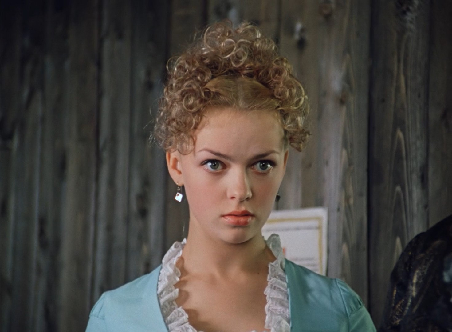 И сия пучина поглотила ея в один момент.– Что сие значит?
– Это песня о бедном рыбалке, который попал из Неаполя в бурное море. А его бедная девушка ждала на берегу, ждала — ждала, пока недождалась. Тогда она сбросила с себя последнюю одежду и тоже бросилась в бурное море. И сия пучина поглотила ея в один момент. В общем, все умерли.