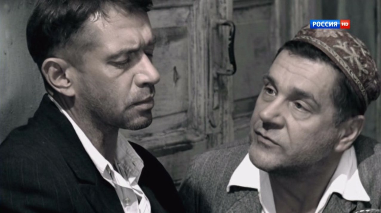 Дава, я извиняюсь, но ты-таки босяк, некому задницу надрать. Пять пистолетов — не пачка папирос, они-таки стреляют. Ну ты же не окно в женской бане, зачем в тебе дырка?