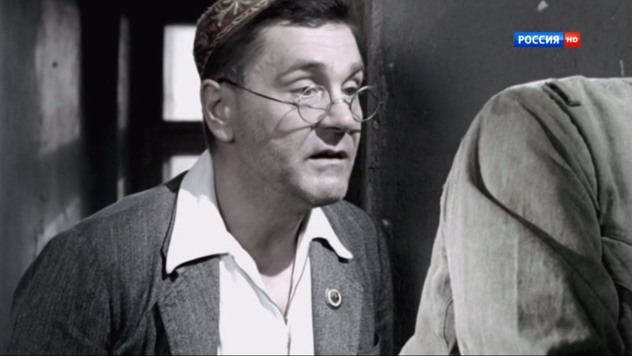 — Ну шо, доктор, слыхать?
— Фима, закрой рот с той стороны. Дай доктору спокойно сделать себе мненье.
— Хорошо, пожалуйста.
— Мне не мешает.
— Вот видели? Интеллигентный человек!