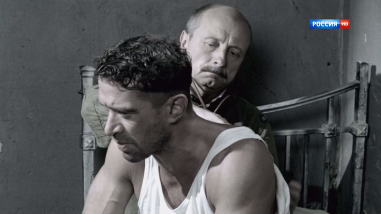 — Ну шо, доктор, слыхать?
— Фима, закрой рот с той стороны. Дай доктору спокойно сделать себе мненье.
— Хорошо, пожалуйста.
— Мне не мешает.
— Вот видели? Интеллигентный человек!