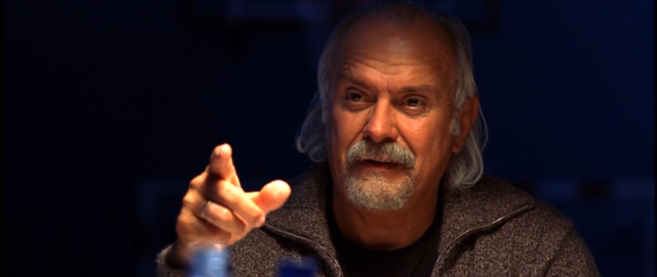 2-й присяжный (офицер) 3-й присяжный (таксист) 9-й присяжный (директор кладбища) — Сколько лет здесь эта труба?
— Сорок.
— Сколько ещё пробудет?
— Столько же.
— Столько же.
— Ну и что? Что? Что?
— Да всё так... Всё. Увидали, осудили, потрындели, махнули, покурили и всё... И всё так...