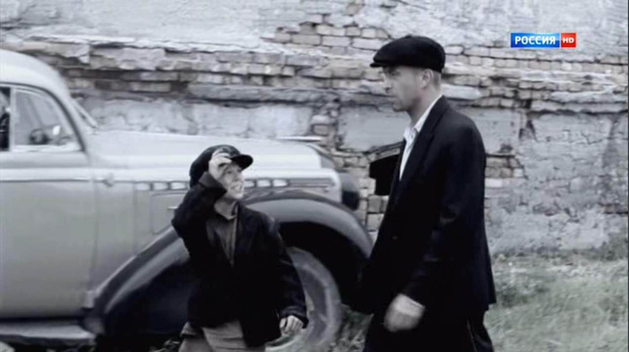 — Дядька, а ты у них самый главный?
— Ну вроде того.
— И Гоцмана знаешь?
— Я Гоцман.
— Тю, Мишка Карась.
— Гоцман.
— А тебя правда пуля не берет?
— Так я быстро бегаю, не поспевает.