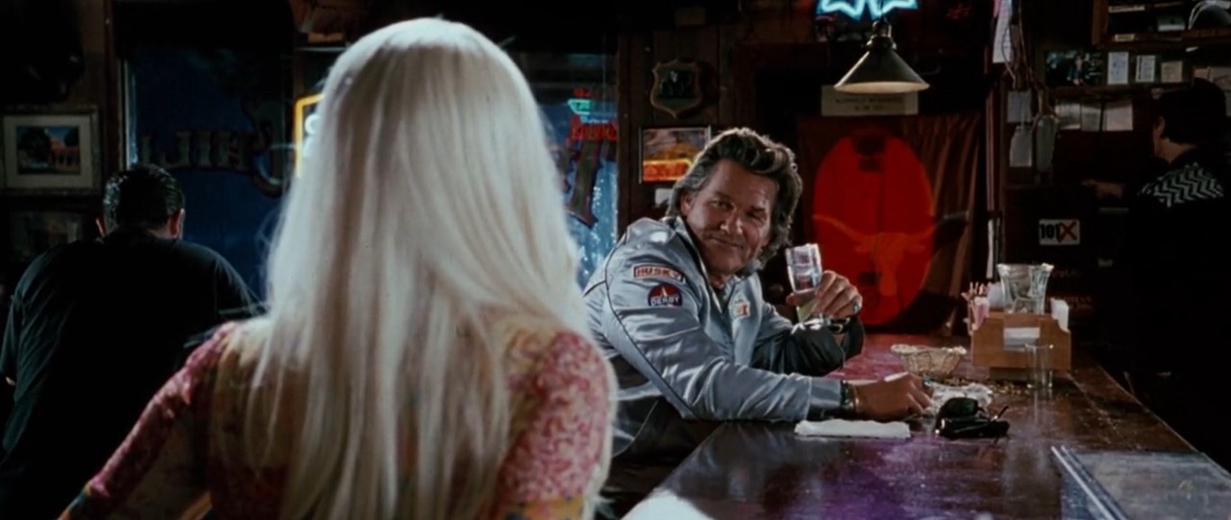 — Зачем человеку, который не пьет, приходить сюда вечером?
— В баре необязательно просто пить алкогольные коктейли.
— А что тут еще интересного?
— Женщины. Здесь всегда отличная компания. Уоррен, например. Спиртное — это просто дорожка, по которой можно найти общий язык.