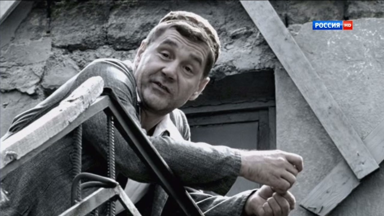 — А где у нас случилось?
— Пара незаметных пустяков. Вам что-то захотелось, мадам Шмуклис?
— Немножечко щепотку соли. Эмик, такое счастье, надыбал глоссика.
— Скажите пожалуйста, два больших расстройства, надыбал глоссика?
— Таки да.
— Целого? Или одни плавнички?
— Виляет хвостом как скаженный.
— Так надо жарить. При такой густой жаре глоссик долго не выдержит.
— А я за что?! Дак Эммик ухнул пачку соли в помойное ведро.
— А шо, если помои посолить, они будут лучше пахнуть?
— Ну я вас умоляю, Фима, вы же знаете за Эммика, он если не сломает, так уронит.