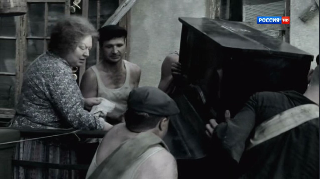 Тише несите! Тише! Тише ж, кому сказала? Смотрите глазами! Вы ж его пошкрябаете!