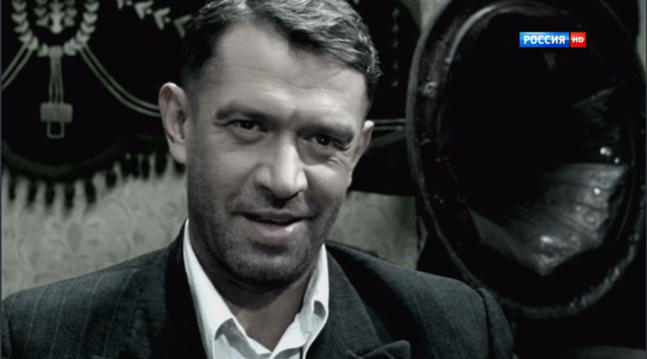 — Давид Маркович, это ж не по-джентльмэнски! Это ж честный куш!
— Шо деньги, Саня? Деньги — мусор. Тебе вышак маячит!