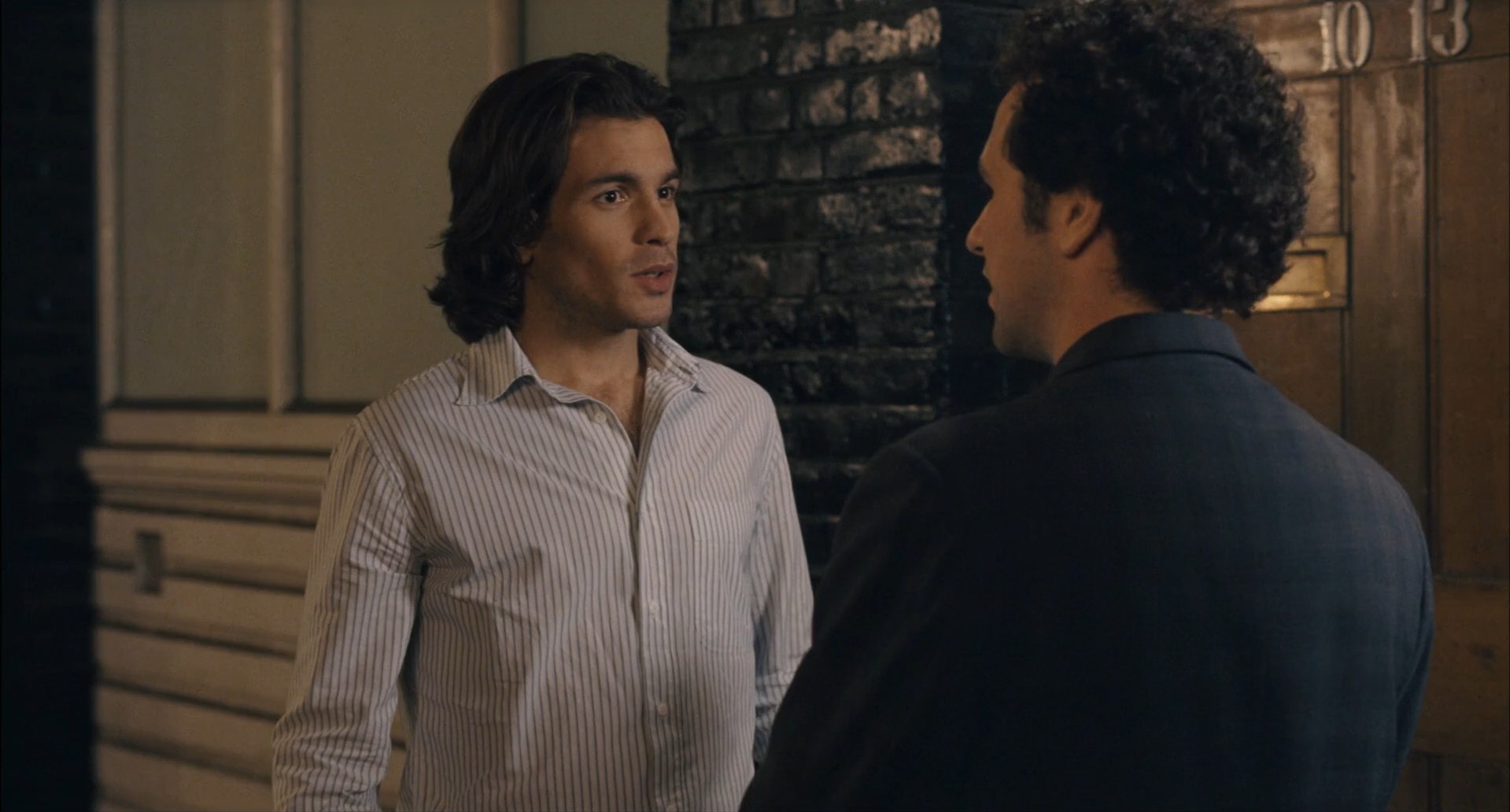 — Я просто не гей.
— Что?!
— Я натурал.
— С каких пор?!
— Ну, я думаю лет в восемь я заметил это впервые. Я решил, что это пройдет, но со временем мне пришлось принять эту правду — я люблю женщин.