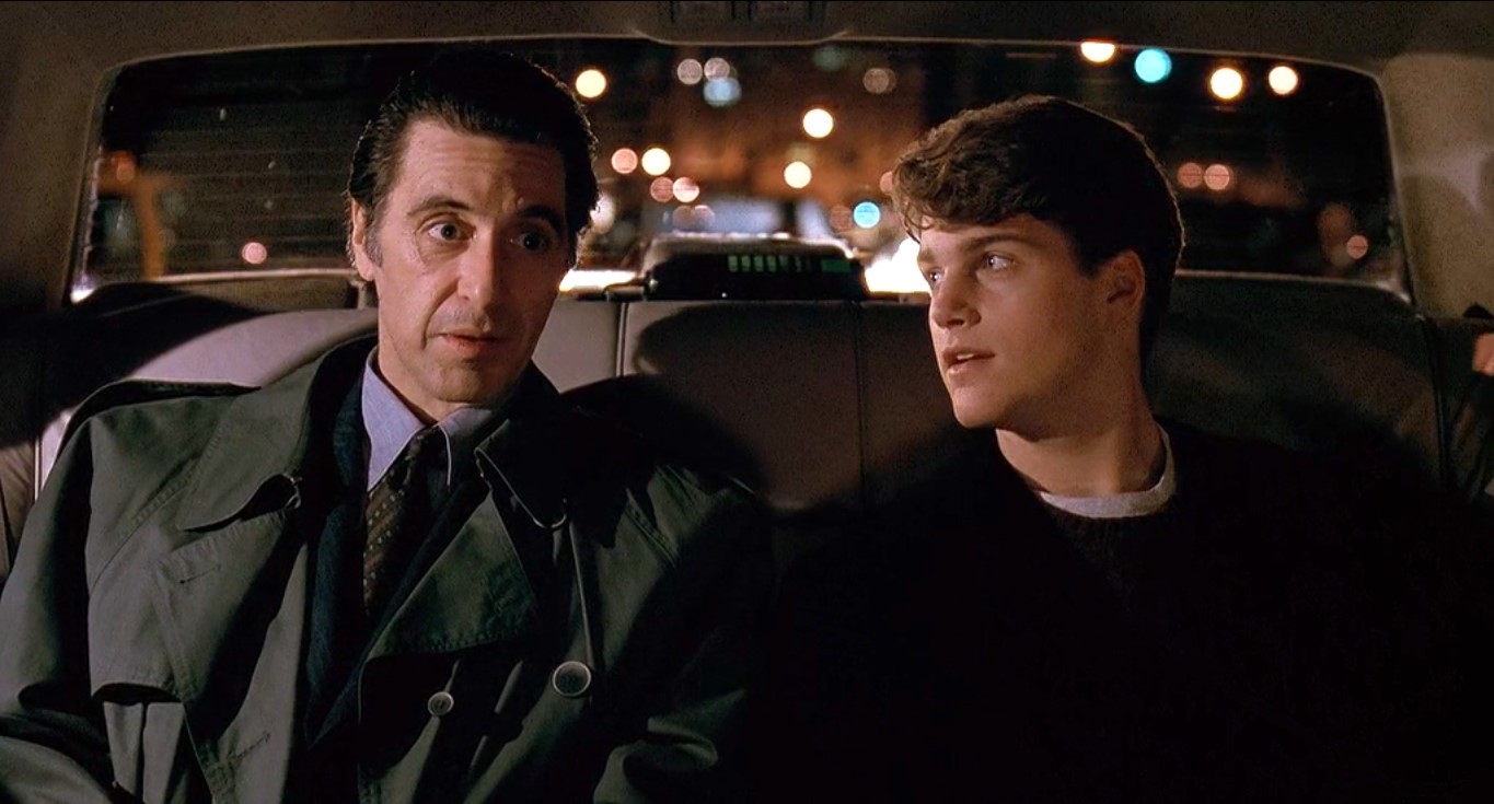 подполковник Фрэнк Слэйд Чарли Симмс — Что с тобой?
— Со мной?
— Да, машина как-то тяжело едет... Не знаешь, почему? По-моему, тебе весь мир давит на плечи.