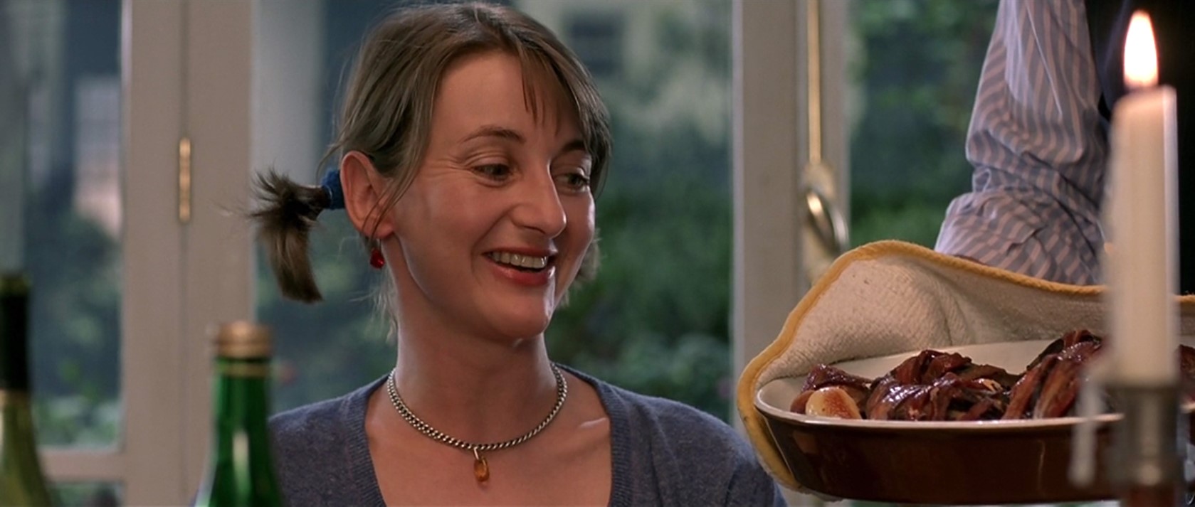 — Вальдшнепа?
— Нет, спасибо. Я фрукторианка.
— А кто такие фрукторианки?
— Мы верим, что фрукты и овощи всё ощущают. И готовить их — жестоко. Мы едим только то, что упало с куста или с дерева. Эти плоды уже мертвы.
— Значит, эту морковку...
— Её убили, да.
— Убили... Бедная морковка.