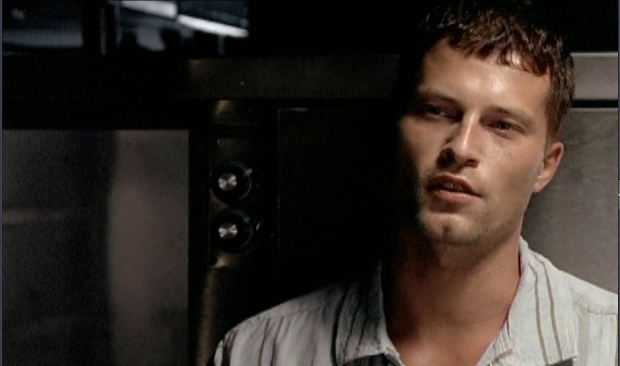 — Стоишь на берегу и чувствуешь солёный запах ветра, что веет с моря. И веришь, что свободен ты, и жизнь лишь началась. И губы жжёт подруги поцелуй, пропитанный слезой.
— Я не был на море…
— Ладно, не заливай… Ни разу не был на море?
— Не довелось. Не был.
— Уже постучались на небеса, накачались текилой, буквально проводили себя… в последний путь. Хм. А ты на море-то не побывал.
— Не успел, не вышло.
— Не знал, что на небесах никуда без этого?... Пойми, на небесах только и говорят, что о море. Как оно бесконечно прекрасно. О закате, который они видели. О том, как солнце, погружаясь в волны, стало алым, как кровь. И почувствовали, что море впитало энергию светила в себя, и солнце было укрощено, и огонь уже догорал в глубине. А ты? Что ты им скажешь? Ведь ты ни разу не был на море. Там наверху тебя окрестят лохом.
— Что ж теперь поделаешь…