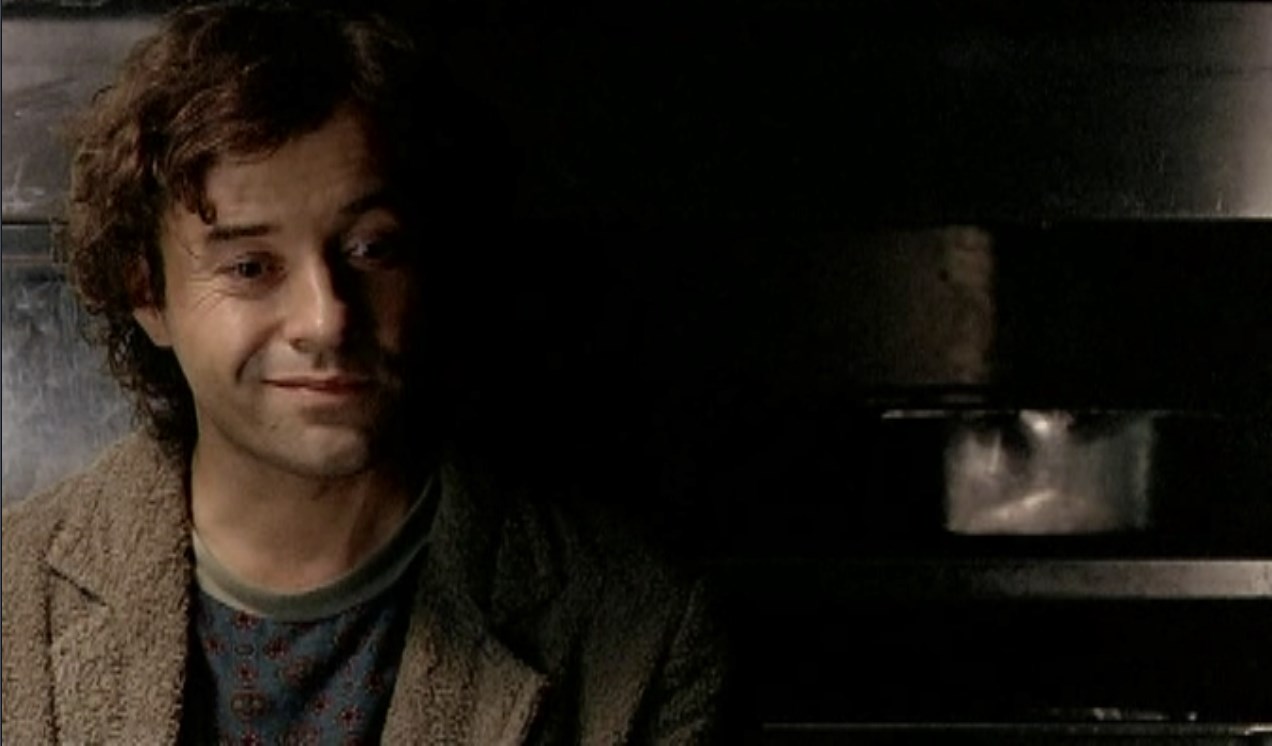 — Стоишь на берегу и чувствуешь солёный запах ветра, что веет с моря. И веришь, что свободен ты, и жизнь лишь началась. И губы жжёт подруги поцелуй, пропитанный слезой.
— Я не был на море…
— Ладно, не заливай… Ни разу не был на море?
— Не довелось. Не был.
— Уже постучались на небеса, накачались текилой, буквально проводили себя… в последний путь. Хм. А ты на море-то не побывал.
— Не успел, не вышло.
— Не знал, что на небесах никуда без этого?... Пойми, на небесах только и говорят, что о море. Как оно бесконечно прекрасно. О закате, который они видели. О том, как солнце, погружаясь в волны, стало алым, как кровь. И почувствовали, что море впитало энергию светила в себя, и солнце было укрощено, и огонь уже догорал в глубине. А ты? Что ты им скажешь? Ведь ты ни разу не был на море. Там наверху тебя окрестят лохом.
— Что ж теперь поделаешь…