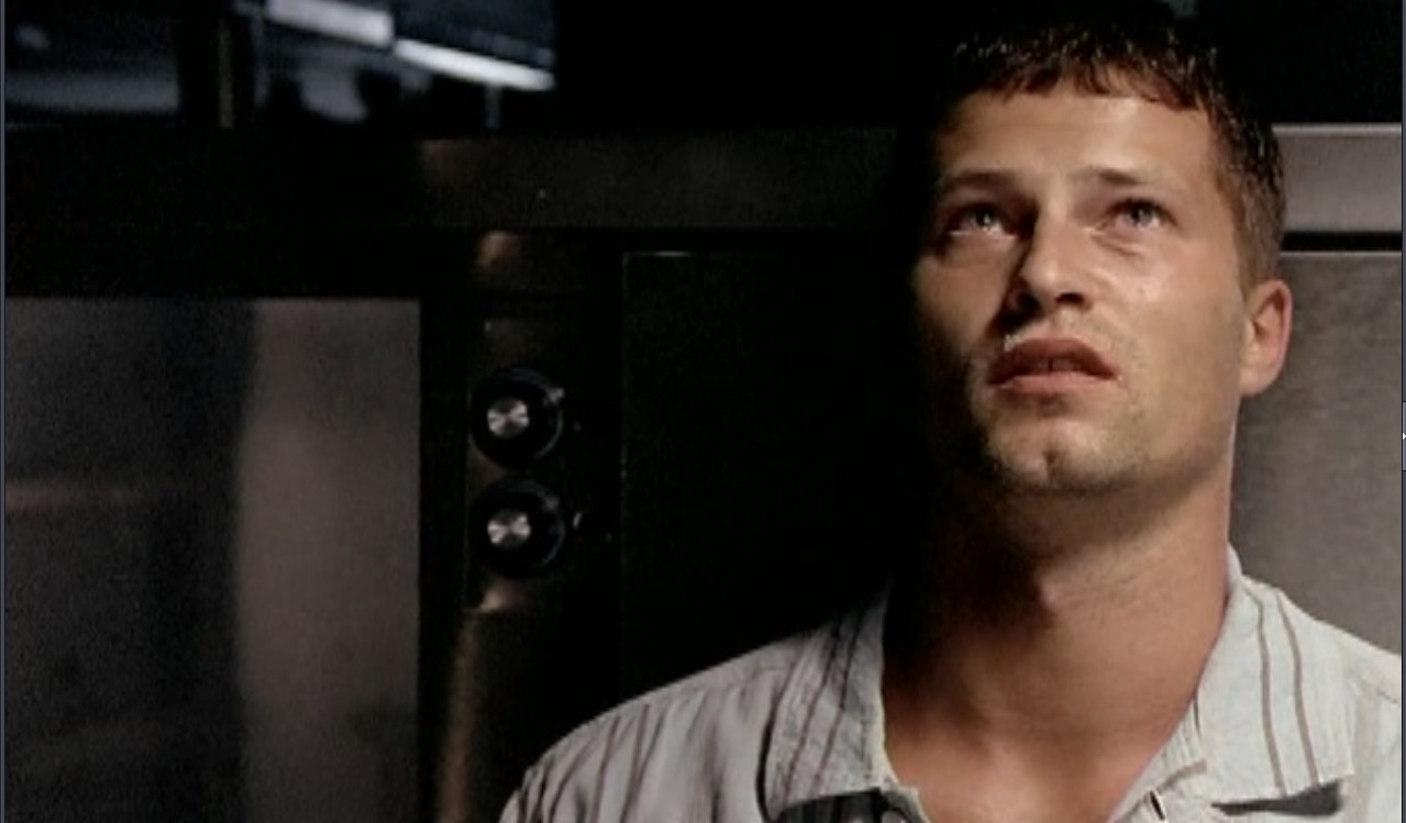 — Стоишь на берегу и чувствуешь солёный запах ветра, что веет с моря. И веришь, что свободен ты, и жизнь лишь началась. И губы жжёт подруги поцелуй, пропитанный слезой.
— Я не был на море…
— Ладно, не заливай… Ни разу не был на море?
— Не довелось. Не был.
— Уже постучались на небеса, накачались текилой, буквально проводили себя… в последний путь. Хм. А ты на море-то не побывал.
— Не успел, не вышло.
— Не знал, что на небесах никуда без этого?... Пойми, на небесах только и говорят, что о море. Как оно бесконечно прекрасно. О закате, который они видели. О том, как солнце, погружаясь в волны, стало алым, как кровь. И почувствовали, что море впитало энергию светила в себя, и солнце было укрощено, и огонь уже догорал в глубине. А ты? Что ты им скажешь? Ведь ты ни разу не был на море. Там наверху тебя окрестят лохом.
— Что ж теперь поделаешь…