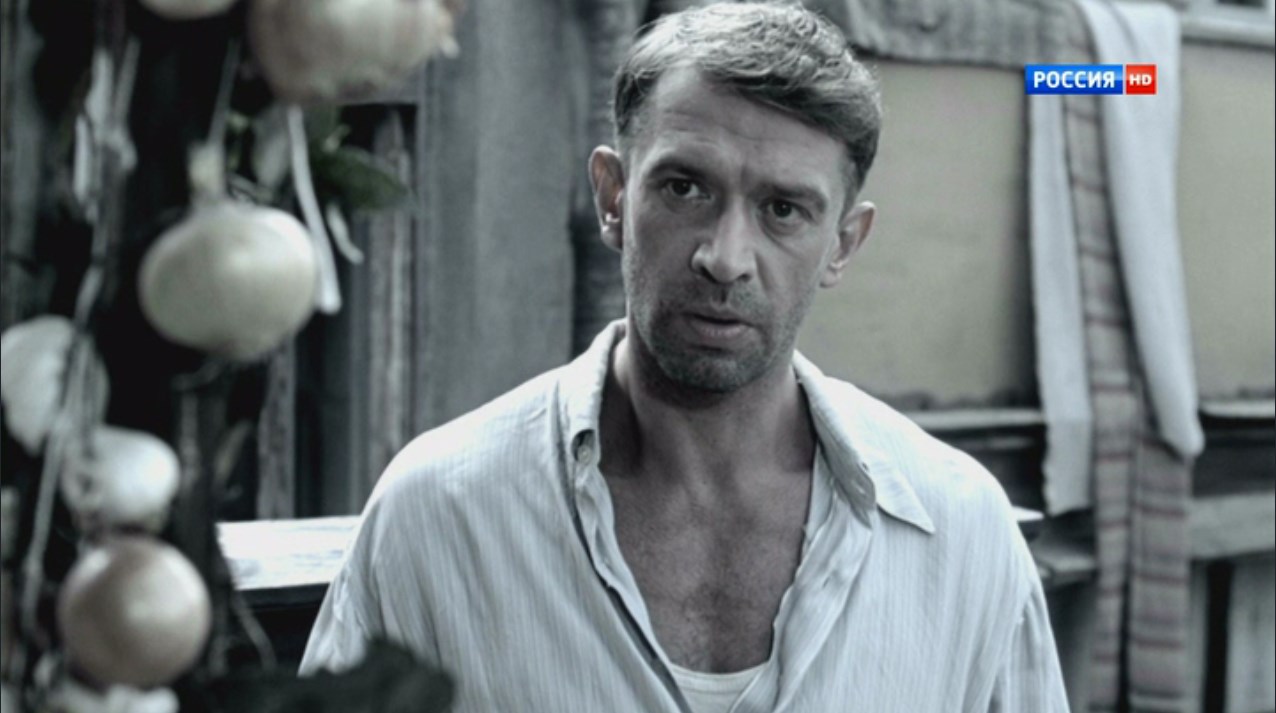 — Есть квартирка на Преображенской... ой... на Советской Армии, хозяев нет, где – неизвестно, а мадам Короткая мается с двумя детями-паразитами у комнате неважного размера. Требуется только черкнуть: «Поддерживаю ходатайство». По-соседски.
— Как мадам зовут?
— Короткая.
— Эммик, у нас есть майор Разный, до пары твоей Короткой, я ему передам твою просьбу.
— А шож Вы не сами, Давид Маркович?
— За отдел ОБХСС он отвечает, ему и карты в руки.
— Я так понял, что вы возражаете...
— Сильно возражаю... Так возражаю, Эммик, что будет время, я тебе ухи отвинчу.