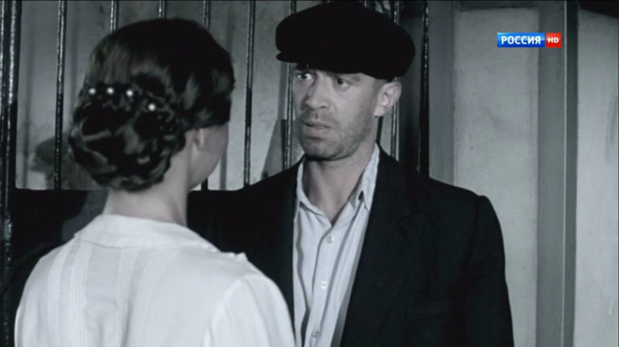 — Погоди, ты что, отказываешься выходить за меня?
— Нет.
— Тогда шо кобенишься?... Грубо сказал?
— А я и не кобенюсь.
— Тогда пошли!