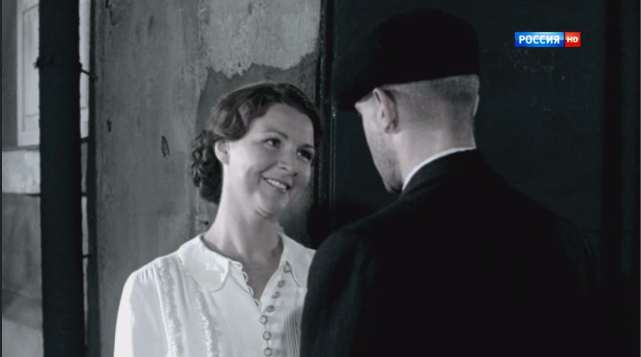 — Погоди, ты что, отказываешься выходить за меня?
— Нет.
— Тогда шо кобенишься?... Грубо сказал?
— А я и не кобенюсь.
— Тогда пошли!