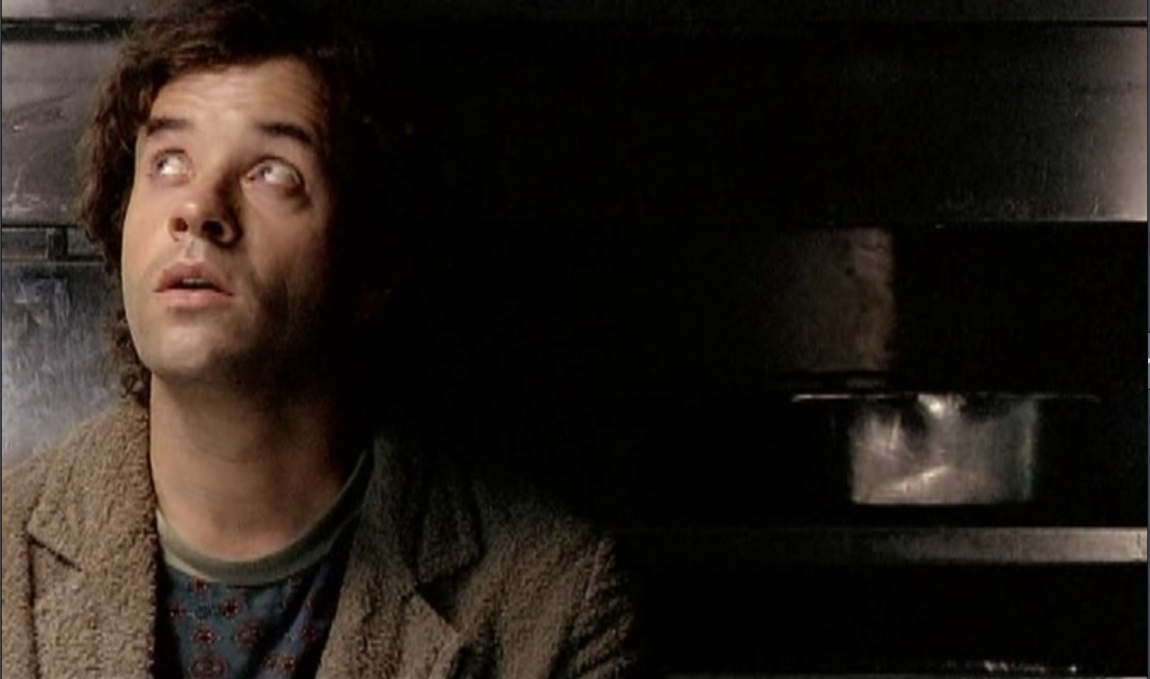 — Стоишь на берегу и чувствуешь солёный запах ветра, что веет с моря. И веришь, что свободен ты, и жизнь лишь началась. И губы жжёт подруги поцелуй, пропитанный слезой.
— Я не был на море…
— Ладно, не заливай… Ни разу не был на море?
— Не довелось. Не был.
— Уже постучались на небеса, накачались текилой, буквально проводили себя… в последний путь. Хм. А ты на море-то не побывал.
— Не успел, не вышло.
— Не знал, что на небесах никуда без этого?... Пойми, на небесах только и говорят, что о море. Как оно бесконечно прекрасно. О закате, который они видели. О том, как солнце, погружаясь в волны, стало алым, как кровь. И почувствовали, что море впитало энергию светила в себя, и солнце было укрощено, и огонь уже догорал в глубине. А ты? Что ты им скажешь? Ведь ты ни разу не был на море. Там наверху тебя окрестят лохом.
— Что ж теперь поделаешь…