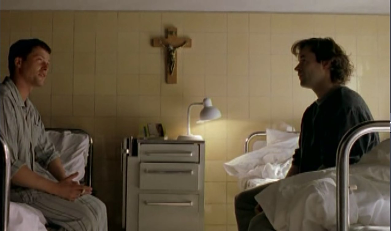 — Мы, наверное, лежим в палате для конченых... Этакий чулан.
[идут на кухню в поисках соли и лимона]
— Может надо было спросить у кого-нибудь?
— Ага! Сестра, нет ли соли и лимончика, а то текилку нечем закусить...