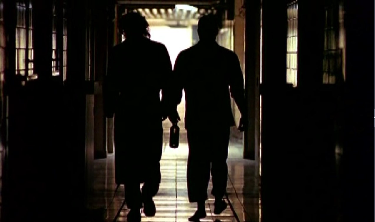 — Мы, наверное, лежим в палате для конченых... Этакий чулан.
[идут на кухню в поисках соли и лимона]
— Может надо было спросить у кого-нибудь?
— Ага! Сестра, нет ли соли и лимончика, а то текилку нечем закусить...