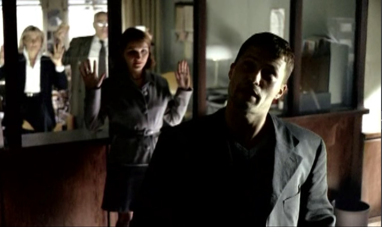 — Алло! Меня зовут Мартин Брест! Как вы видите, я как раз граблю ваш вшивый банк. А то, понимаете, выбрал себе клёвую одёжку, а расплатиться не в силах!
— Камера звук не записывает, но слова я передам!