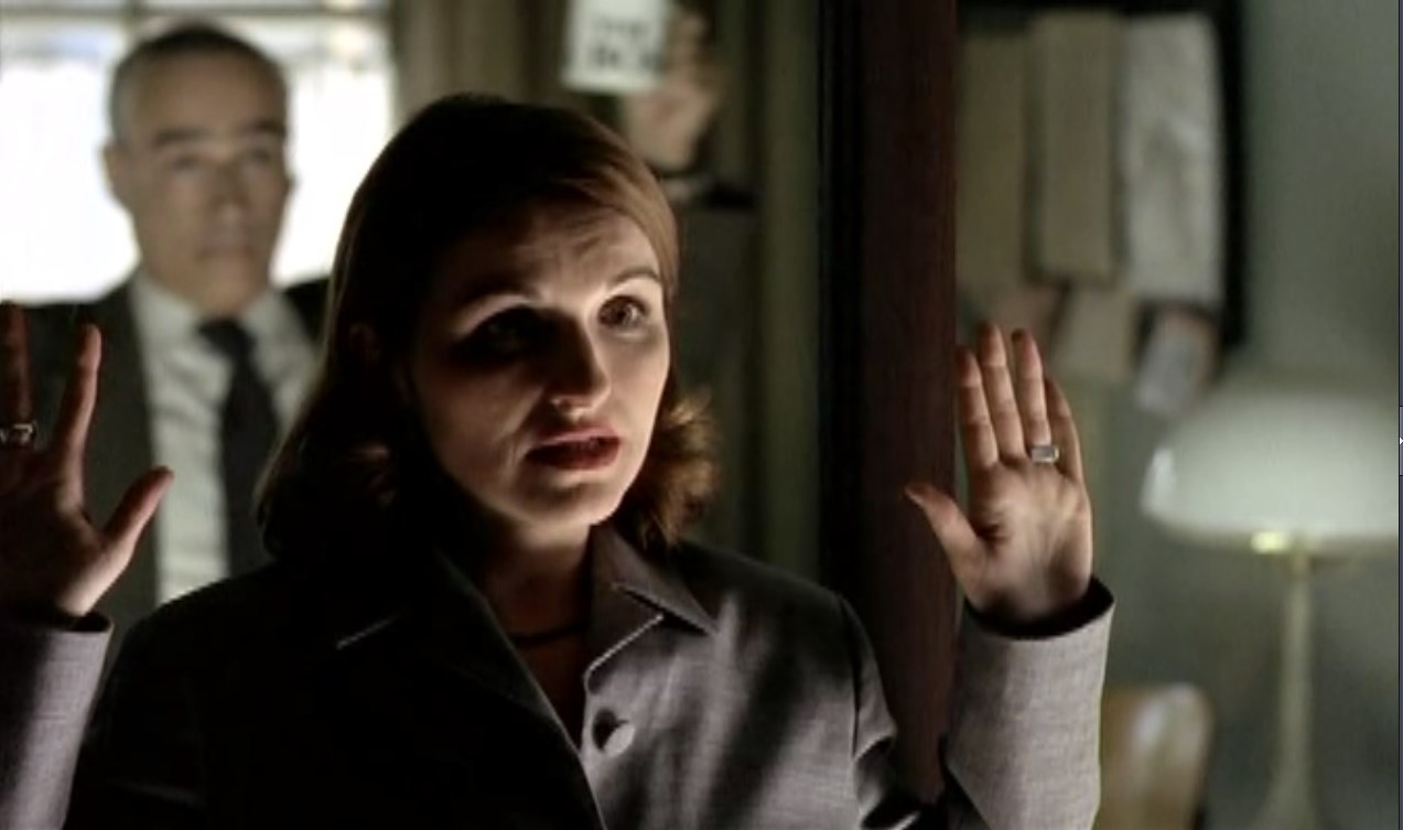 — Алло! Меня зовут Мартин Брест! Как вы видите, я как раз граблю ваш вшивый банк. А то, понимаете, выбрал себе клёвую одёжку, а расплатиться не в силах!
— Камера звук не записывает, но слова я передам!