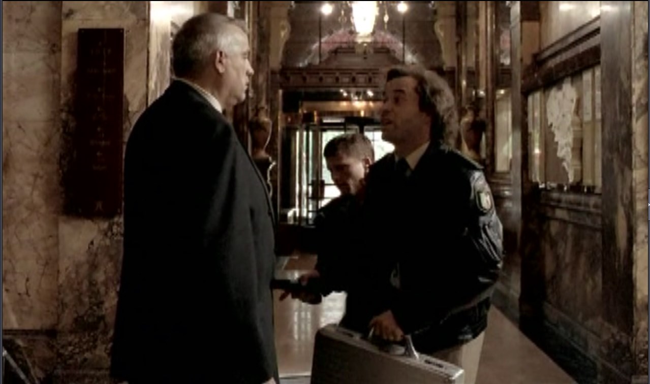 — Вы администратор отеля?
— Да.
— Крепитесь, они хотят тут всё взорвать. У них 30 кг тротила. Мы побежали за сапёрами.