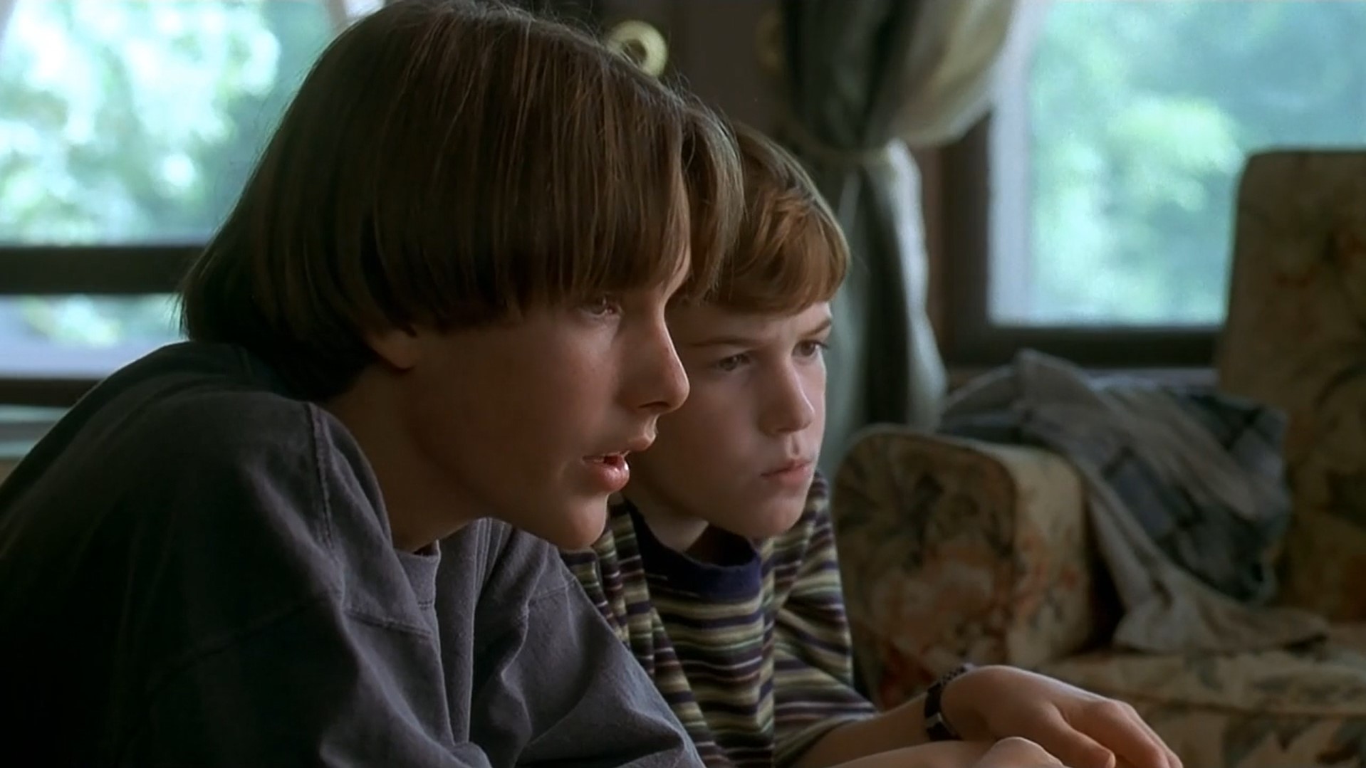 — Мама заставляет меня есть много овощей, особенно брокколли.
— Я ем в основном сладости и никогда не болею... Слушай, как только человек заболевает, он начинает есть овощи. Значит, единственный выход — не есть их!