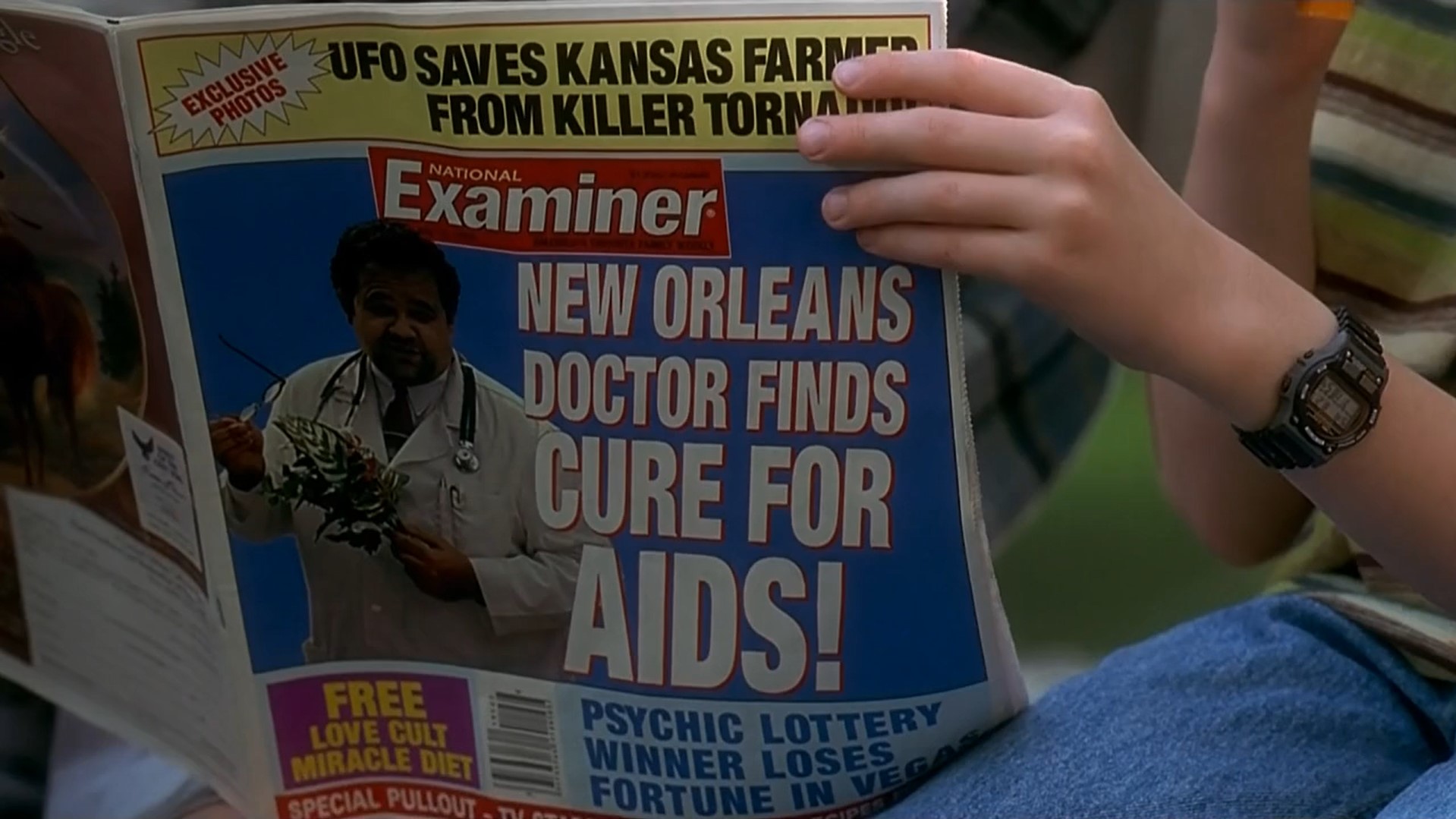 — Доктор Физборн изобрёл лекарство из экстракта растения, растущего в Луизиане. Рецепт лекарства держится в тайне. Интересно, что это за растение?
— Почему правительство не помогает ему?
— Они ублюдки...
— Почему они так поступают?
— Потому что им стыдно. Они столько денег тратят на это каждый год, а тут доктор Физборн как-то утром, надевая трусы, изобрёл лекарство от СПИДа...