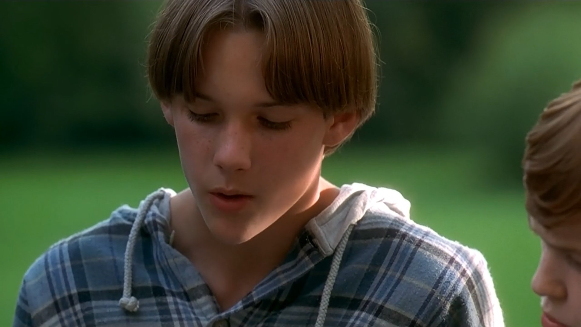 — Доктор Физборн изобрёл лекарство из экстракта растения, растущего в Луизиане. Рецепт лекарства держится в тайне. Интересно, что это за растение?
— Почему правительство не помогает ему?
— Они ублюдки...
— Почему они так поступают?
— Потому что им стыдно. Они столько денег тратят на это каждый год, а тут доктор Физборн как-то утром, надевая трусы, изобрёл лекарство от СПИДа...