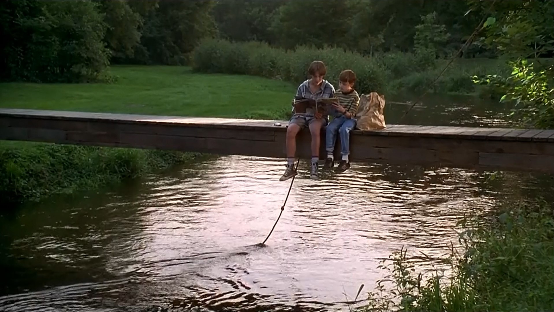 — Доктор Физборн изобрёл лекарство из экстракта растения, растущего в Луизиане. Рецепт лекарства держится в тайне. Интересно, что это за растение?
— Почему правительство не помогает ему?
— Они ублюдки...
— Почему они так поступают?
— Потому что им стыдно. Они столько денег тратят на это каждый год, а тут доктор Физборн как-то утром, надевая трусы, изобрёл лекарство от СПИДа...