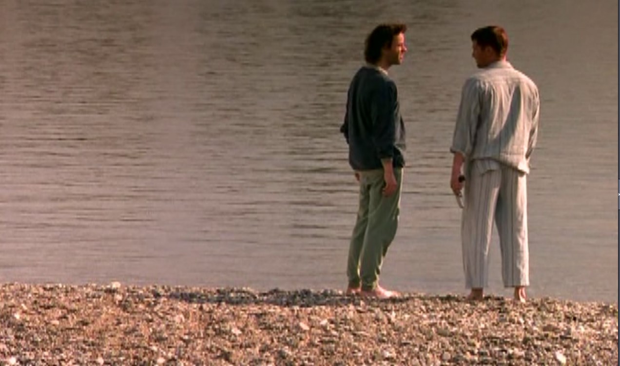 — Мы направляемся к морю, ты там никогда не был.
— Кажется, я уже не хочу…
— Тебе в раю не о чем будет говорить.
— Да знаю, я хочу на море, но мне страшновато…
— Знаешь что? Бояться глупо.