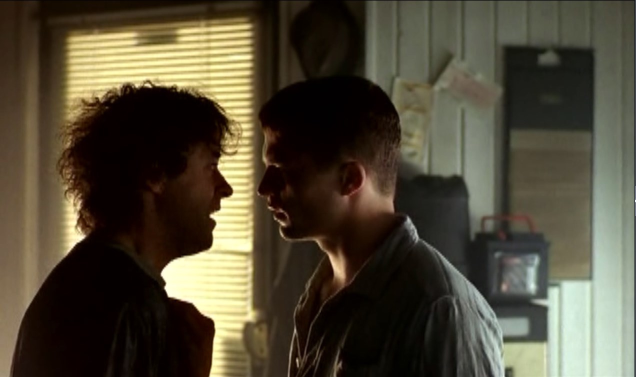 — Мартин, с ума сошел?
— Вот и я тоже говорю: компромисс всегда найти можно.
— Убери пистолет, я не хочу быть соучастником вооруженного разбойного нападения с членовредительством... Ой, что это я сказал? Это я наверно с похмелья, забудь что я сказал.