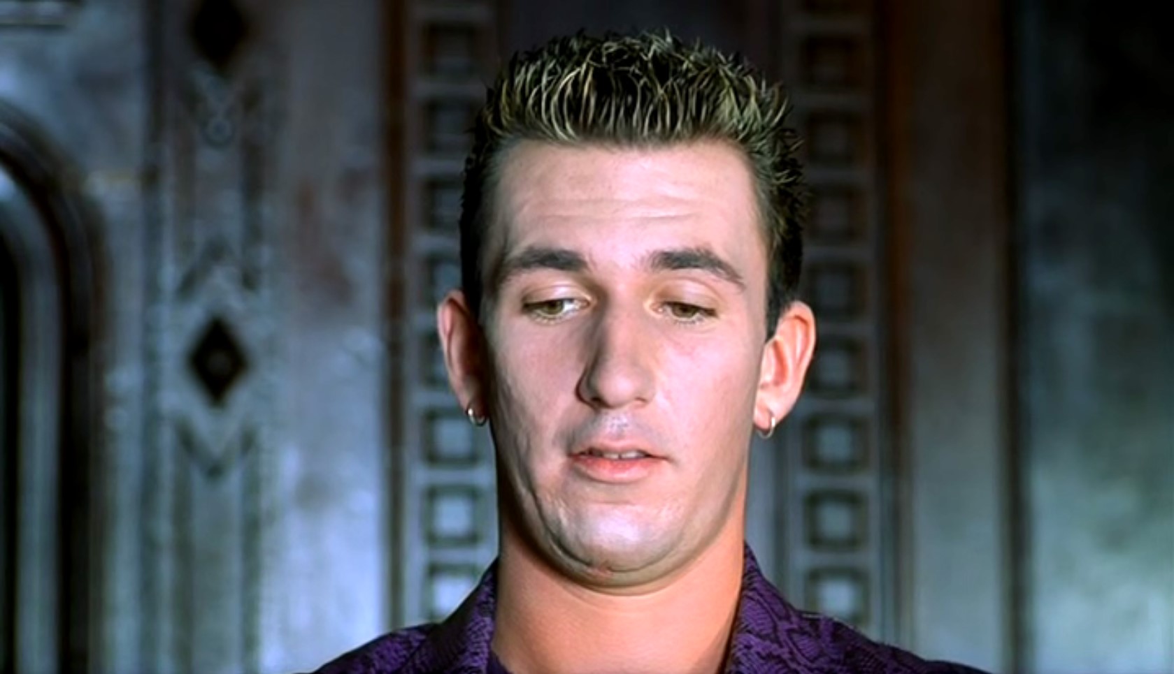 генерал Епанчин: — Вот она, Настасья Филипповна. Как живая. Твоя будущая половина. Счастливчик.
Ганя Иволгин: — Оно, конечно, женщина она эффектная, но она с Тоцким сожительствует. И, говорят, выпивает часто. У меня мама напряглась уже, как электричество.