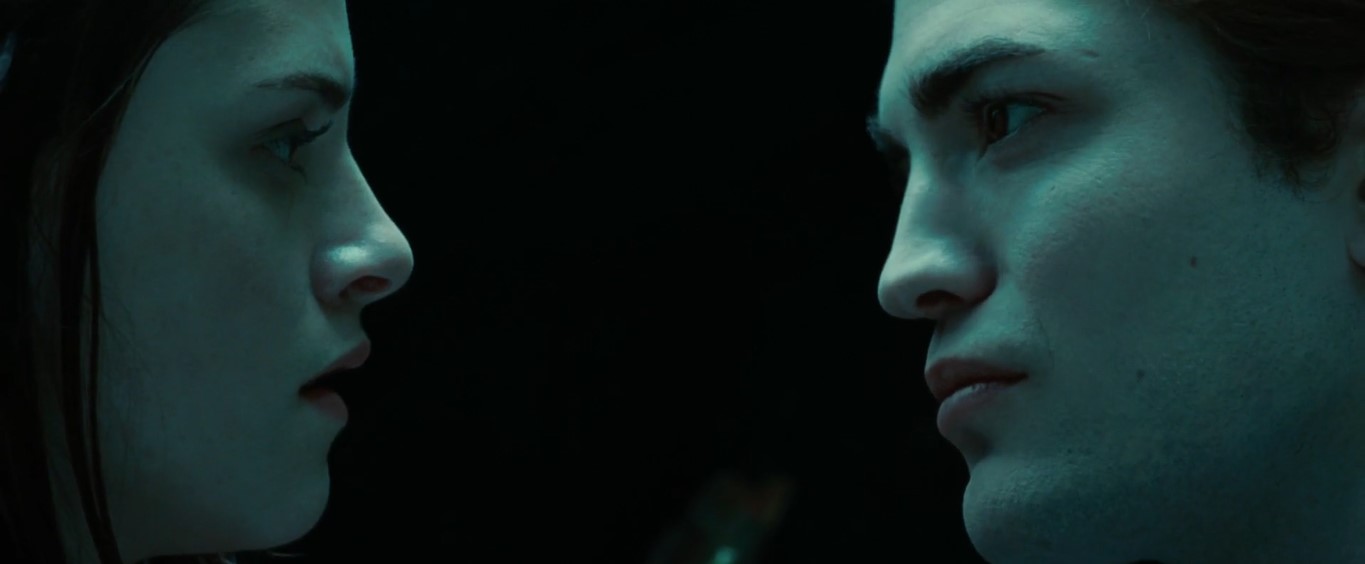 — Лев влюбился в бедную овечку.
— Какая глупая овечка.
— Ну, а лев — просто мазохист.