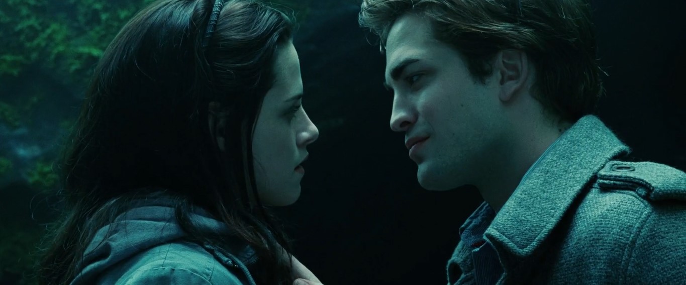 — Лев влюбился в бедную овечку.
— Какая глупая овечка.
— Ну, а лев — просто мазохист.