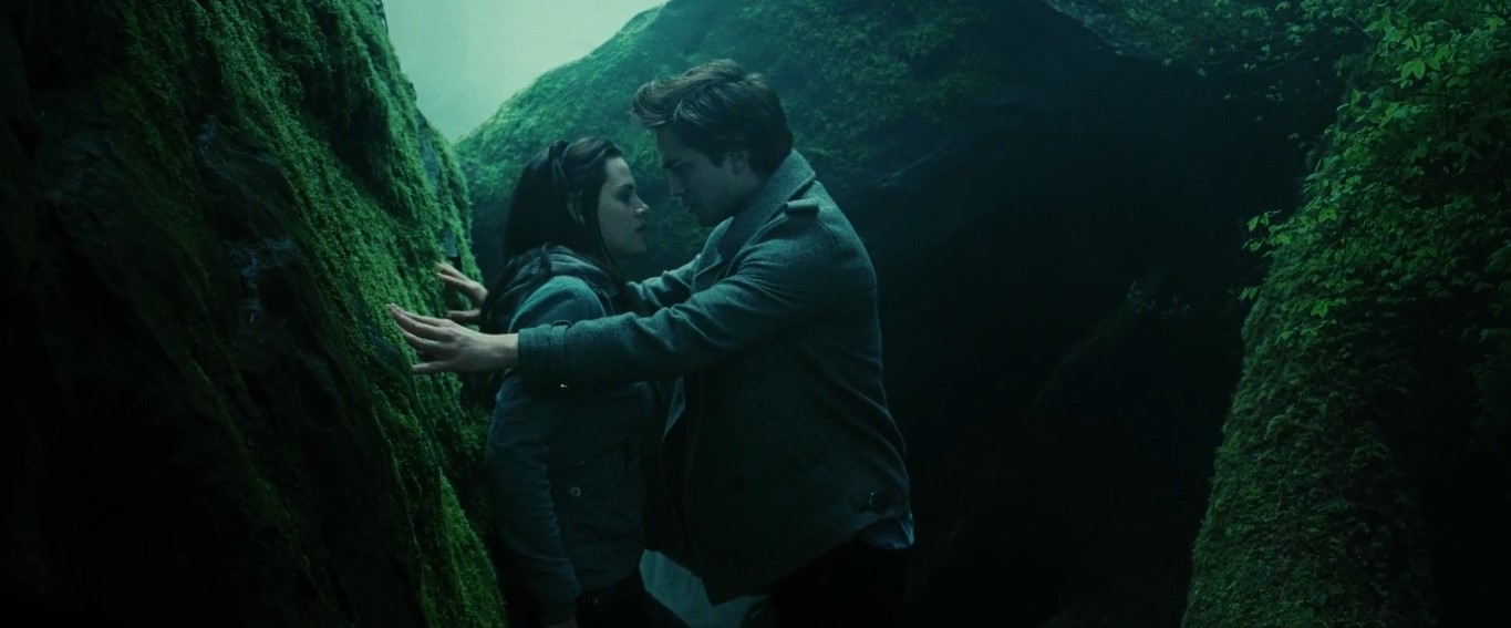 — Я не могу читать твои мысли. Скажи, о чём ты думаешь?
— Теперь я боюсь. Я не тебя боюсь... Я боюсь потерять тебя, что ты уйдешь!