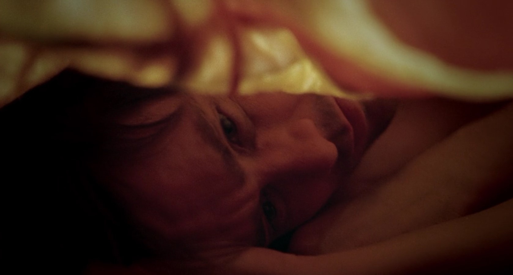 В детстве я считала себя уродиной. Хах... как бы мне не расплакаться. Мне кажется, люди часто не понимают, как одиноко бывает ребенку. Ты ничего не решаешь... так вот, мне 8 лет и у меня есть любимые игрушки — куклы. И больше всех я люблю страшную куклу по имени Клементина. Я все время на нее ору: «Нельзя быть уродиной! Будь красивой!» Странно, словно изменив ее, я бы тут же изменилась сама.