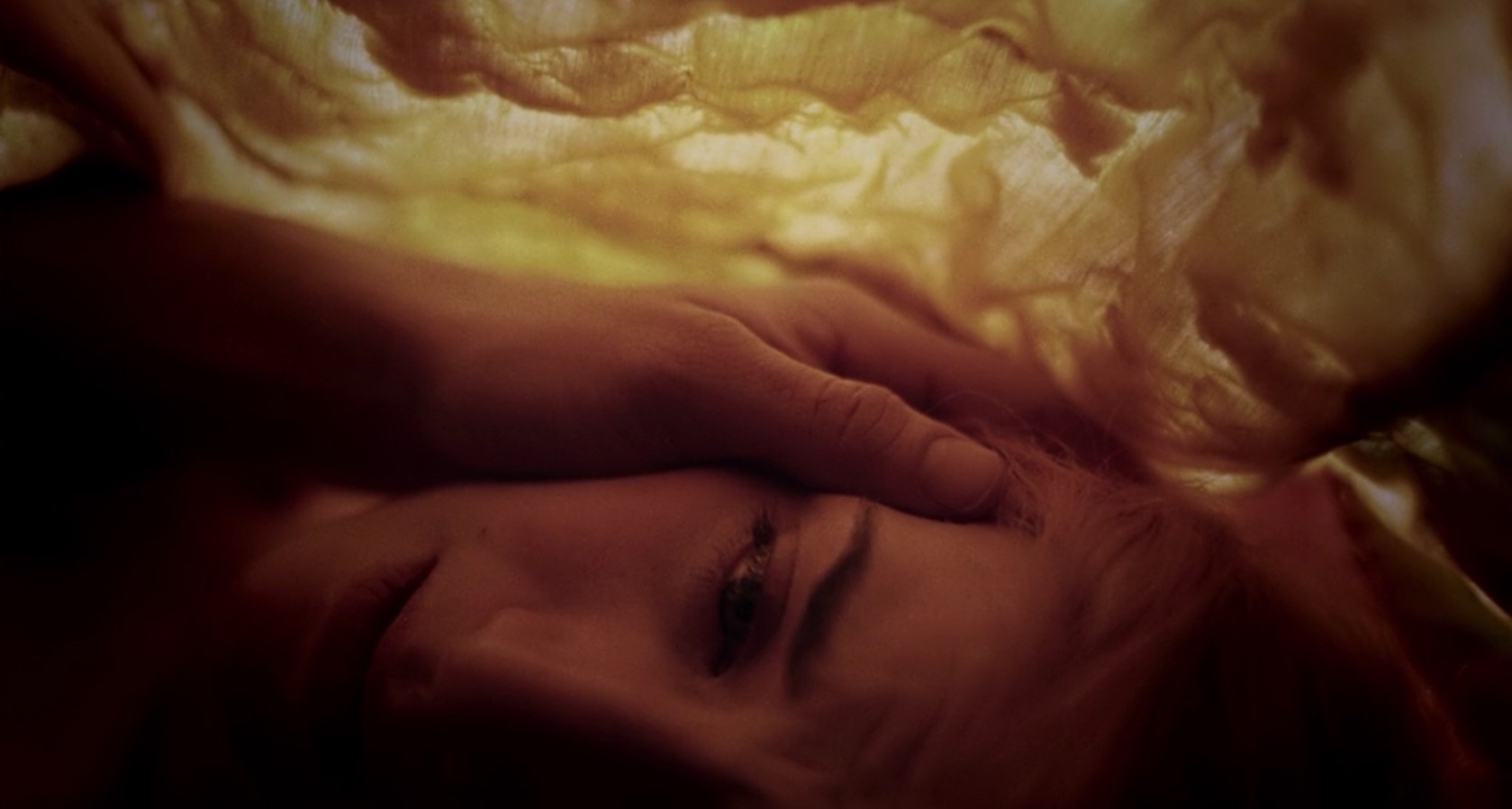 В детстве я считала себя уродиной. Хах... как бы мне не расплакаться. Мне кажется, люди часто не понимают, как одиноко бывает ребенку. Ты ничего не решаешь... так вот, мне 8 лет и у меня есть любимые игрушки — куклы. И больше всех я люблю страшную куклу по имени Клементина. Я все время на нее ору: «Нельзя быть уродиной! Будь красивой!» Странно, словно изменив ее, я бы тут же изменилась сама.