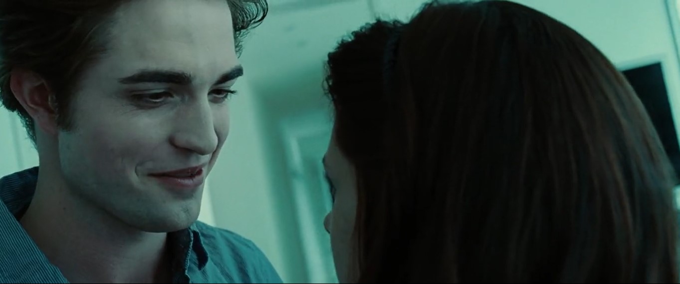 — Я не танцую, увы.
— Я мог бы тебя заставить.
— Я тебя не боюсь.
— Напрасно ты так сказала.