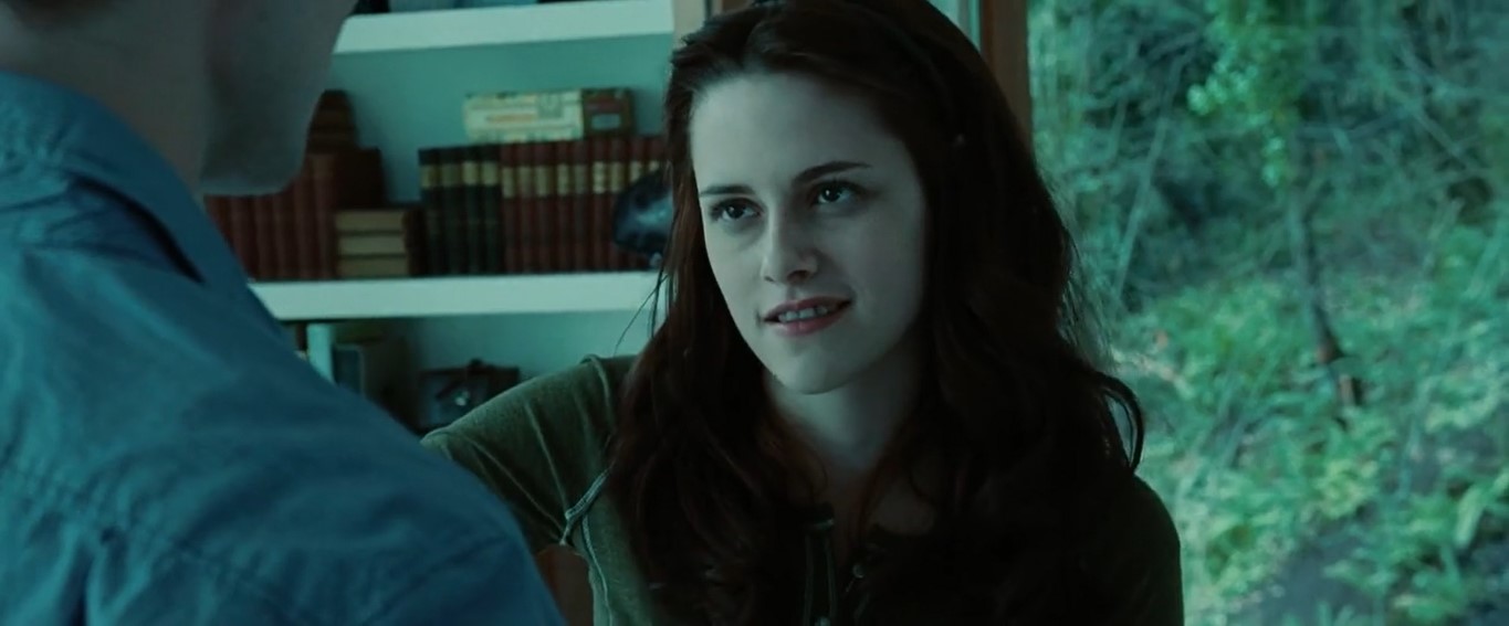 — Я не танцую, увы.
— Я мог бы тебя заставить.
— Я тебя не боюсь.
— Напрасно ты так сказала.