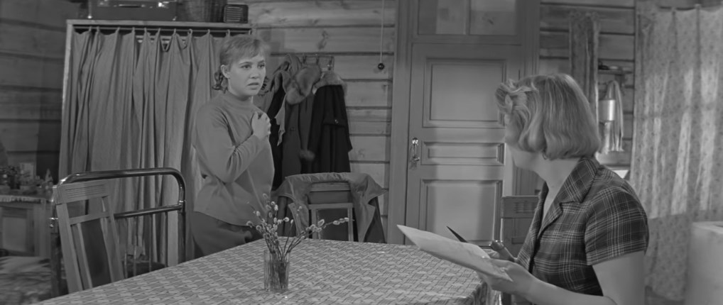 Знаешь, мам Вер? Я вообще решила замуж не выходить! Одной спокойнее, правда? Хочу — халву ем, хочу — пряники.