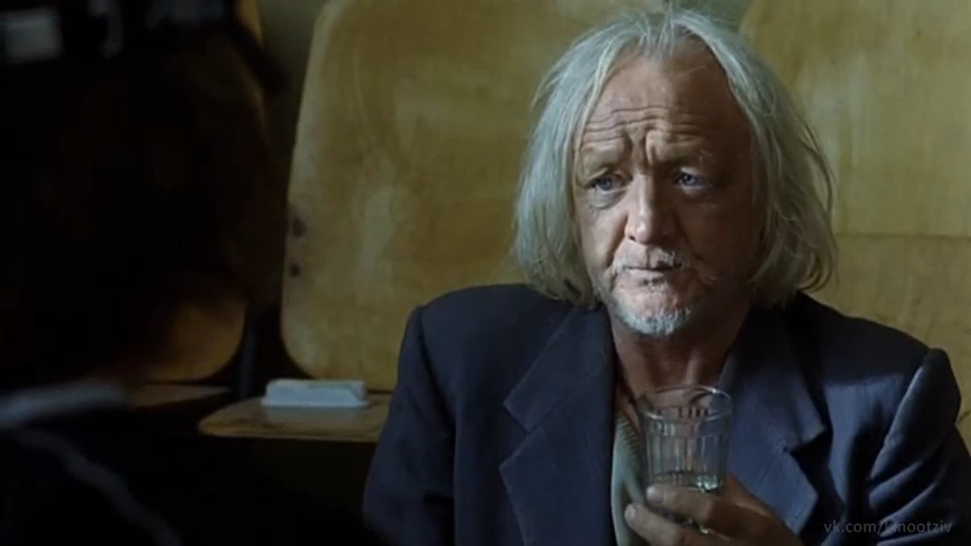 Послушай, Клизя, хочу, чтоб ты знал одно — что твои друзья не оставят тебя в тот момент, когда подумают, что они стали счастливыми. И пусть посмеет кто-нибудь сказать, что я покинул тебя, когда разбогател.