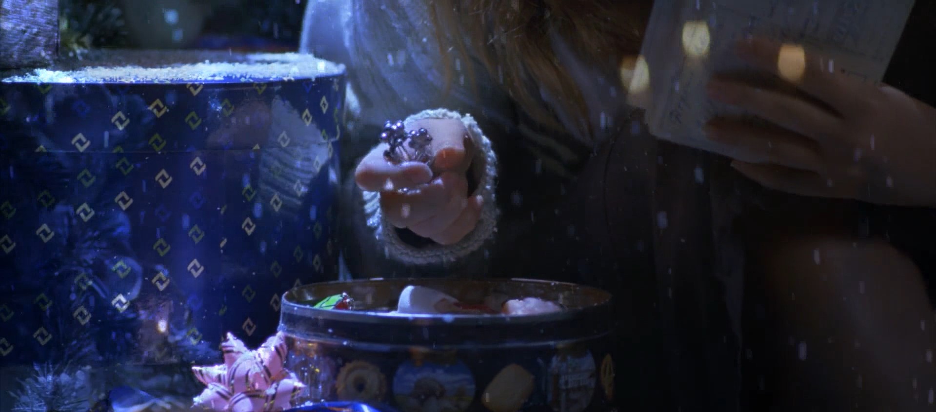 Майя (жительница Петербурга) фей Пафнутий — А эту брошку мне привезли из Германии! Вместе с печеньем! Мне кажется, я никогда больше не ела такого печенья... Оно было со вкусом...
— Праздника?