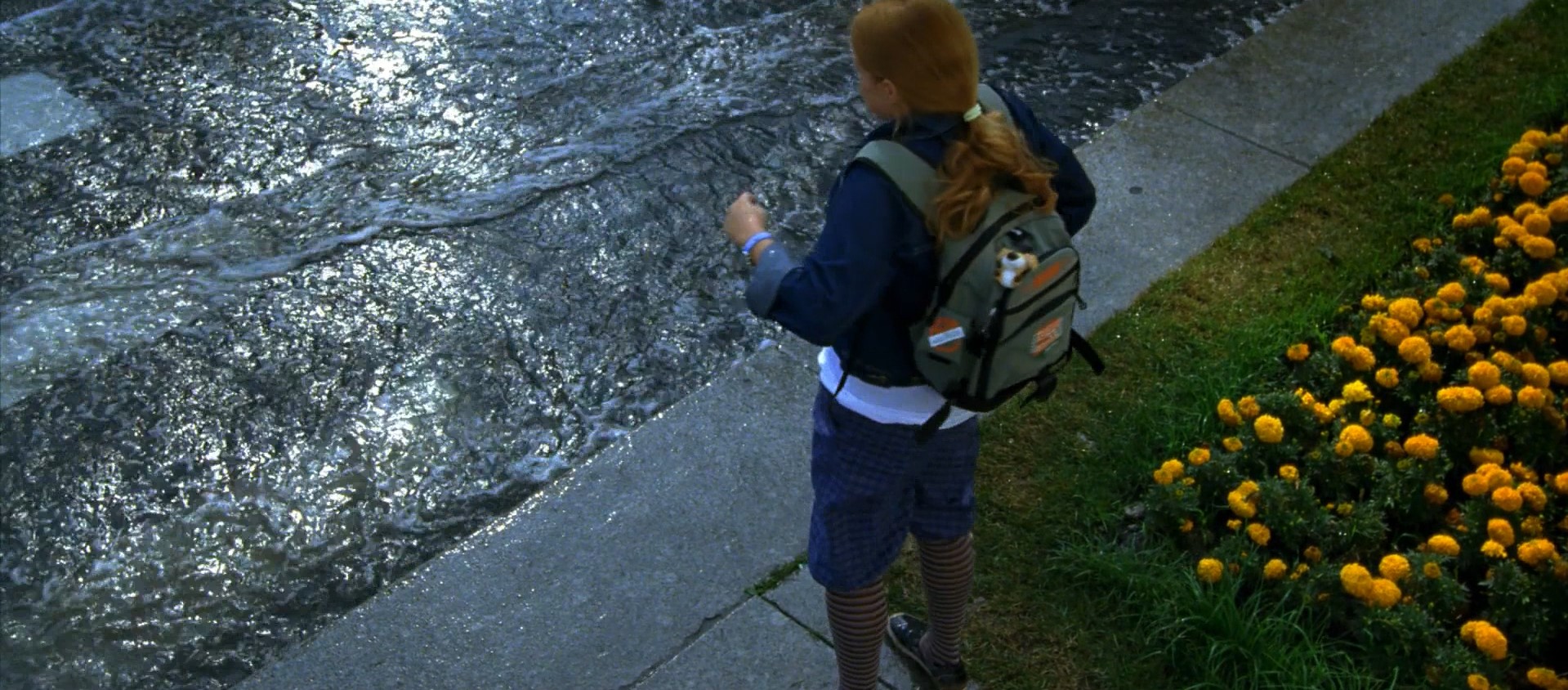 Майя (жительница Петербурга) Иногда мне кажется, что в тот момент, когда Бог раздавал счастье, я стояла в какой-то другой очереди — за хлебом, или там за колбасой, но точно не за тем, за чем надо было стоять. Что я могла покупать в тот момент? Сама не знаю! Но это определенно были не длинные ноги или стройная талия. Очень часто я ловлю себя на мысли, что все слова с частицей «не» — это про меня: НЕвысокая, НЕкрасивая, НЕсчастливая.