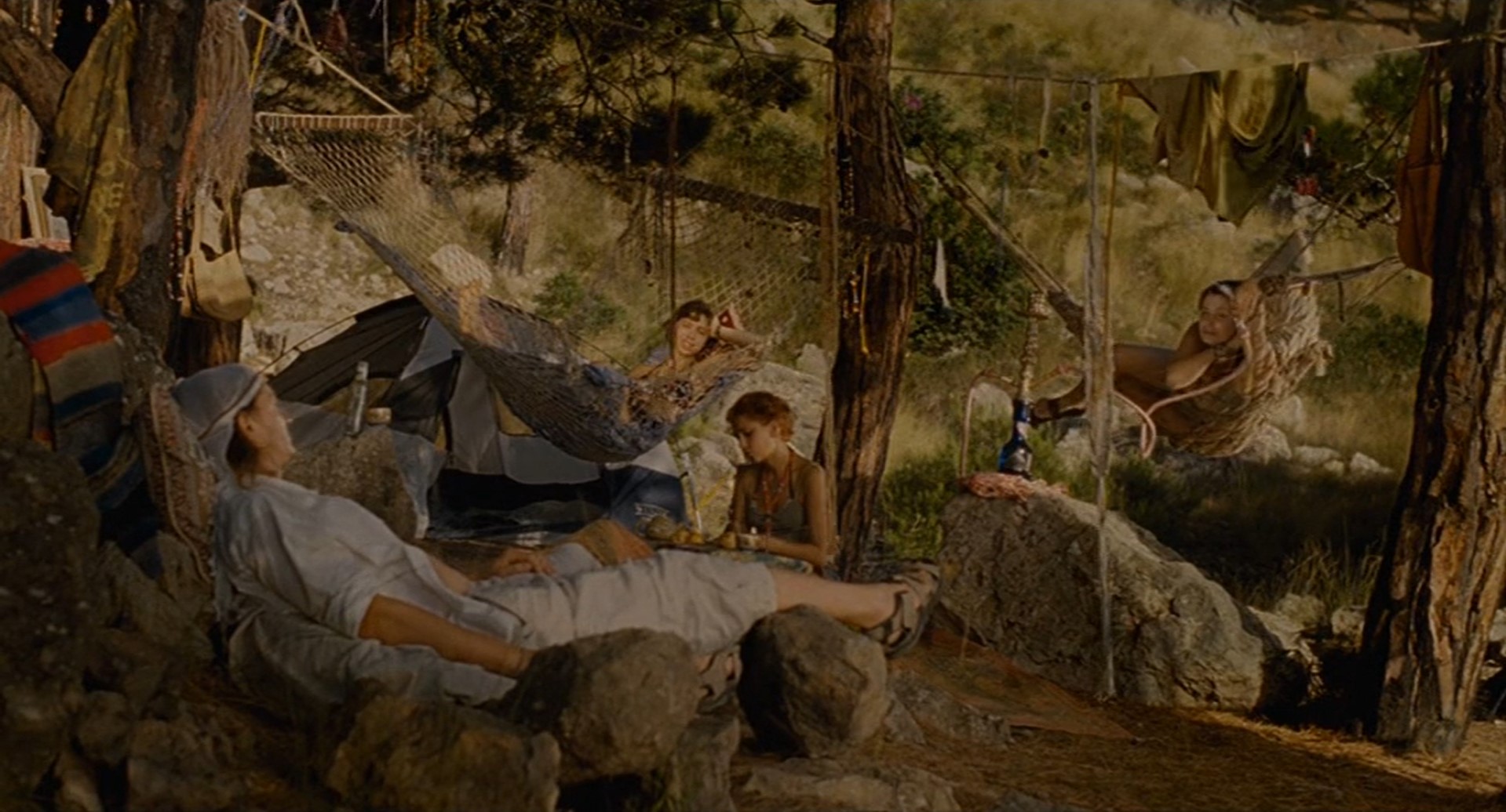 «Мистер»: — Змеи, слышите, всё-таки зря вы с мужчинами не спите.
«Старшая Змея»: — Тебе что, не интересно про аленький цветочек?
«Мистер»: — Мне интересно про цветочек, но зря вы с мужчинами не спите.
«Младшая Змея»: — Ты что, среди нас принцессу нашёл?
«Мистер»: — Мм... нет. Принцесс среди вас нет, принцесса была сегодня на пляже. И всю свою жизнь я посвящу её поиску, а потом — обожествлению... Я говорю, зря не спите.
«Средняя Змея»: — С мужчинами?
«Мистер»: — С мужчинами.
«Старшая Змея»: — Мы почему? Мы спим. Только мужчин нет. Вот появятся — сразу спать начнём.