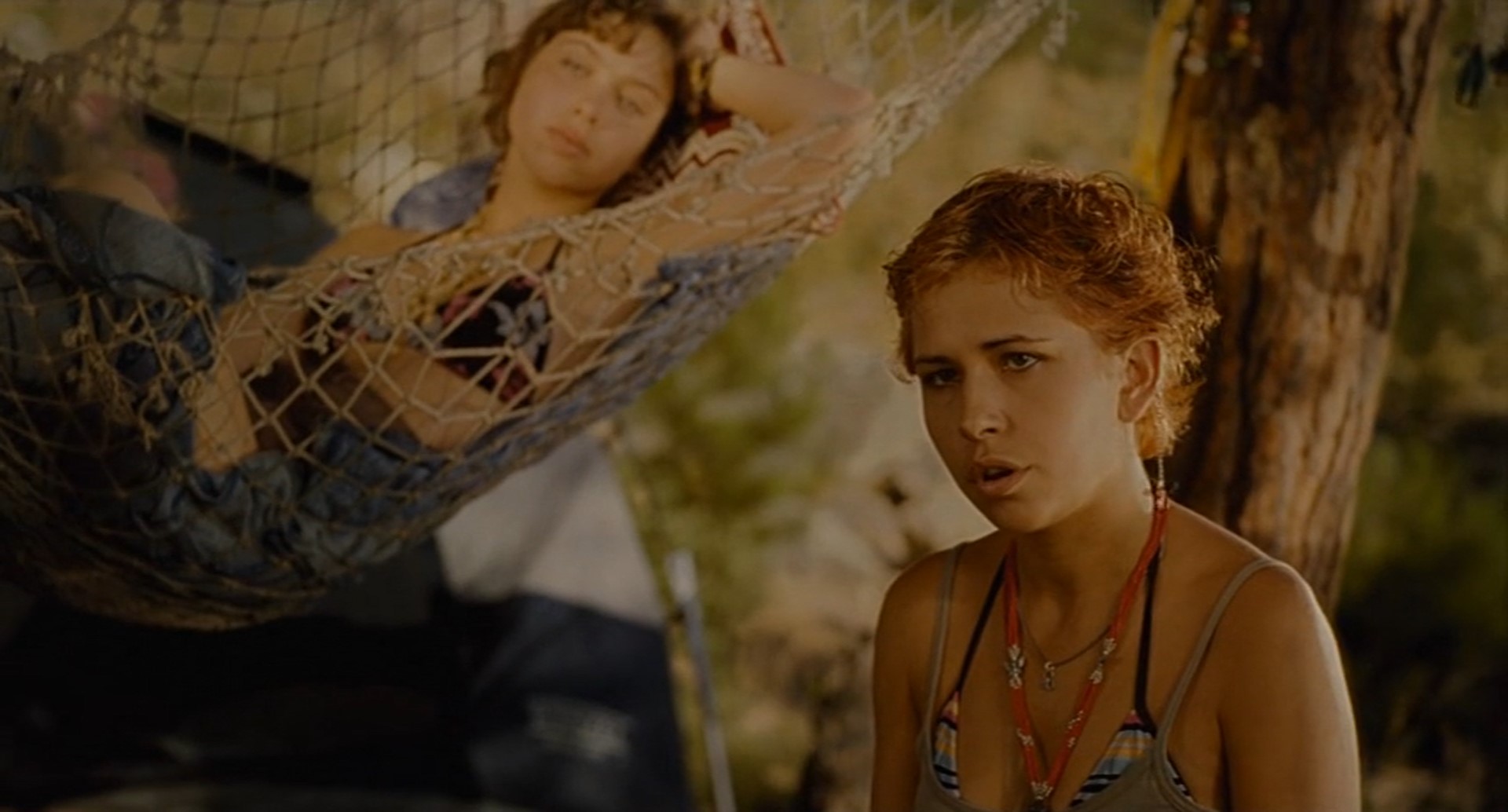 «Мистер»: — Змеи, слышите, всё-таки зря вы с мужчинами не спите.
«Старшая Змея»: — Тебе что, не интересно про аленький цветочек?
«Мистер»: — Мне интересно про цветочек, но зря вы с мужчинами не спите.
«Младшая Змея»: — Ты что, среди нас принцессу нашёл?
«Мистер»: — Мм... нет. Принцесс среди вас нет, принцесса была сегодня на пляже. И всю свою жизнь я посвящу её поиску, а потом — обожествлению... Я говорю, зря не спите.
«Средняя Змея»: — С мужчинами?
«Мистер»: — С мужчинами.
«Старшая Змея»: — Мы почему? Мы спим. Только мужчин нет. Вот появятся — сразу спать начнём.